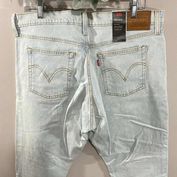 NWT Levi’s Premium Wedgie High Rise Raw Hem Light Wash Denim Jeans 33 - Picture 5 of 16